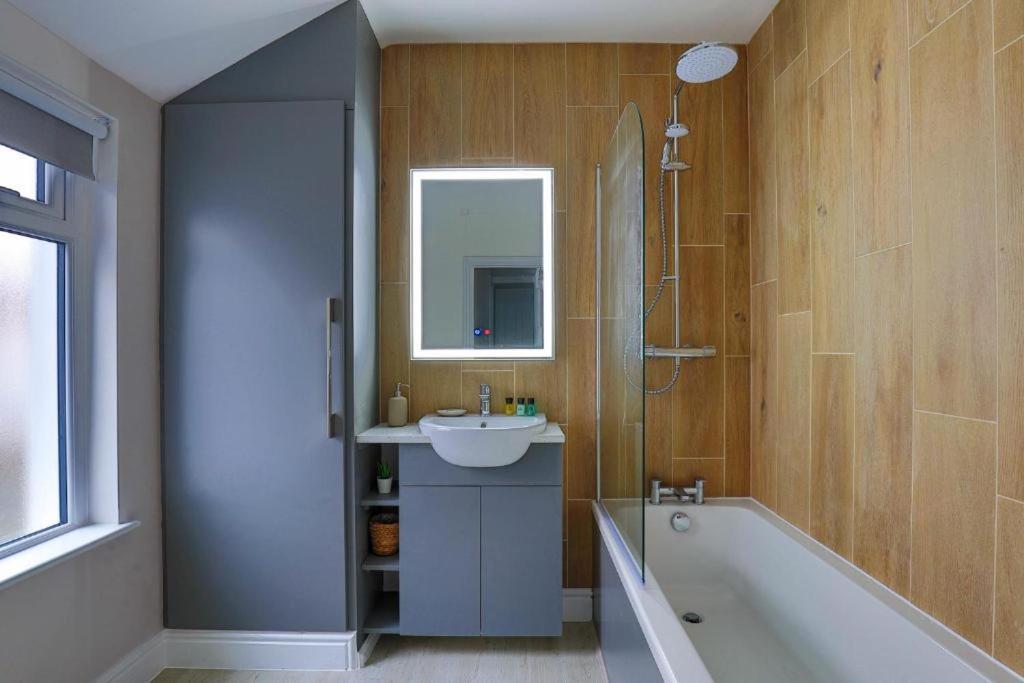 Stylish Stadium Stay, Centre With Parking * Cardiff
