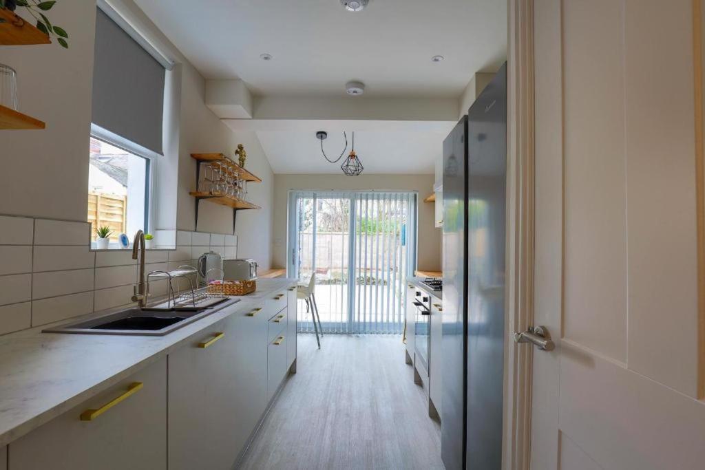 Stylish Stadium Stay, Centre With Parking Apartment *